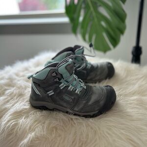 Keen Kids Unisex Hiking Shoes size US 3 Loved Condition